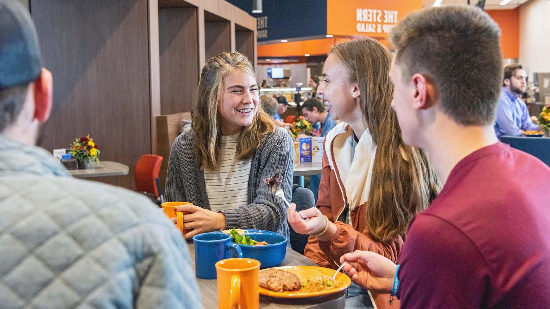 学生们在乌鸦之巢享受美食